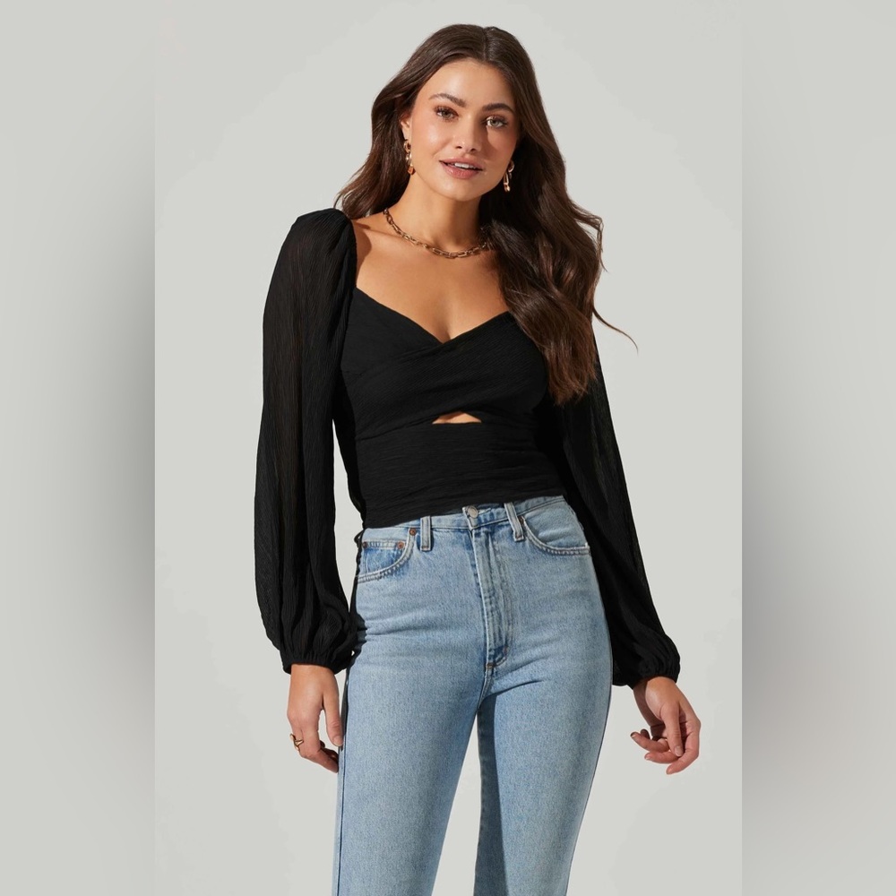 ASTR The Label Long Sleeve Plisse‎ Cross Bust Top